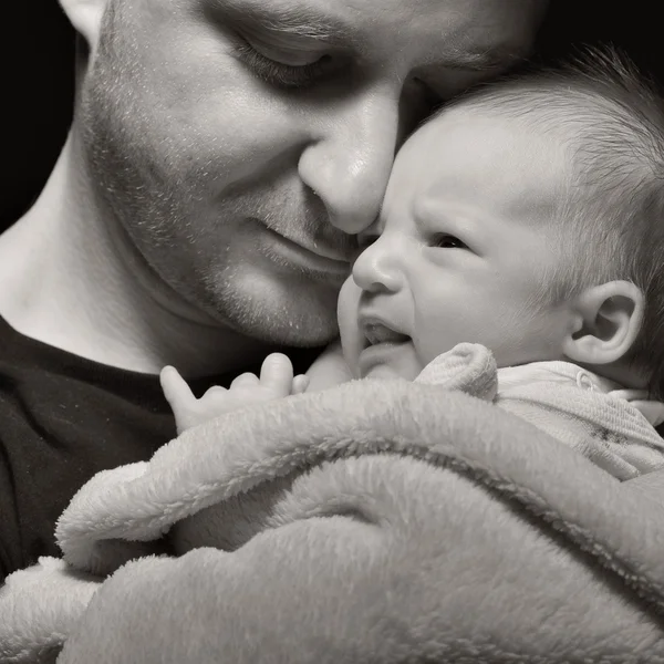 Pai e seu bebê recém-nascido . — Fotografia de Stock