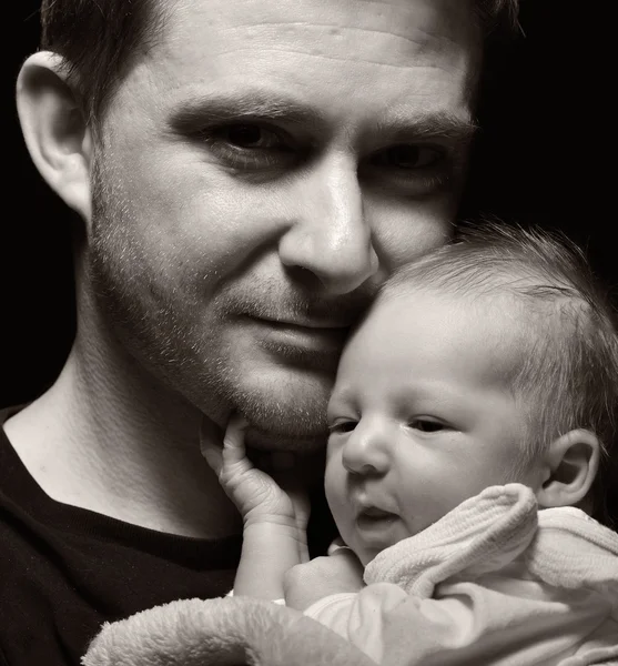 Vater und sein neugeborenes Baby. — Stockfoto