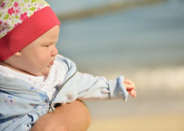 Baby met GLB kijken naar de zee. — Stockfoto