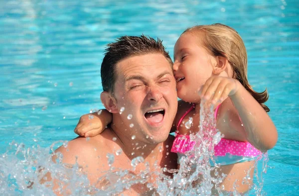 Baba ile kızı havuzda oynarken. — Stok fotoğraf