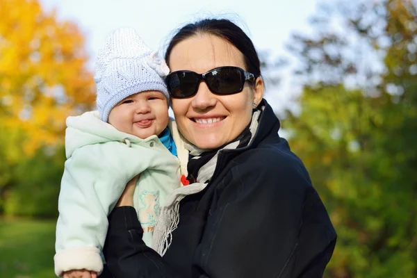 Mamma med sin bebis i höst landskap. — Stockfoto