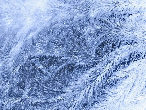 Frostige Muster auf Glas. Winterlicher Hintergrund. — Stockfoto