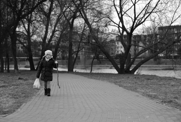 가 풍경에 산책 하는 소녀. — 스톡 사진