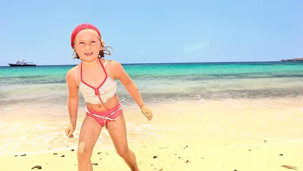 Criança na praia. — Fotografia de Stock