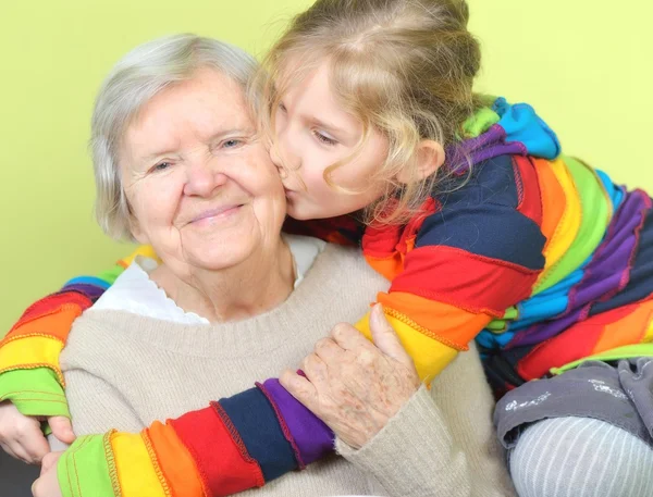 Äldre kvinna med hennes barnbarn. glad och leende. — Stockfoto