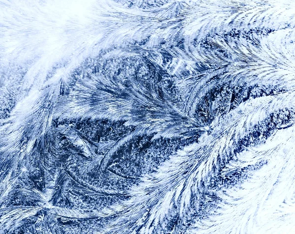 Frostige Muster auf Glas. Winterlicher Hintergrund. — Stockfoto