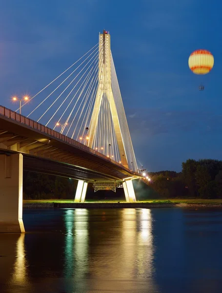 Swietokrzyski most ve Varšavě v noci. — Stock fotografie