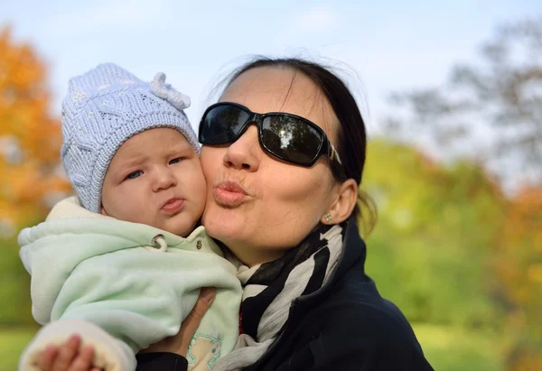 Matka dziecka w jesienne dekoracje. — Zdjęcie stockowe