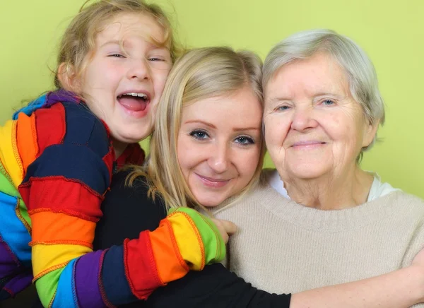 Mujer mayor con sus nietas. Feliz y sonriente . — Foto de Stock