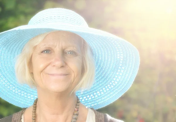 Mulher de chapéu azul — Fotografia de Stock