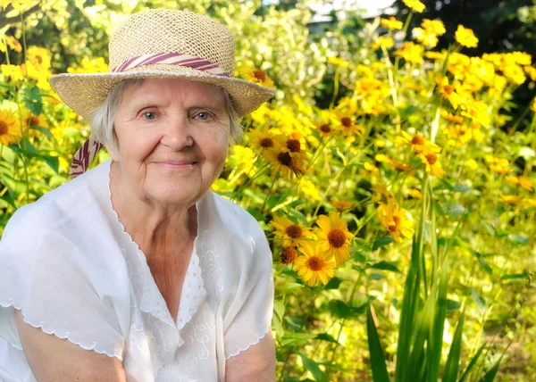 Senior woman in garden — Stock Photo, Image