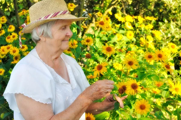 Mulher sênior no jardim — Fotografia de Stock