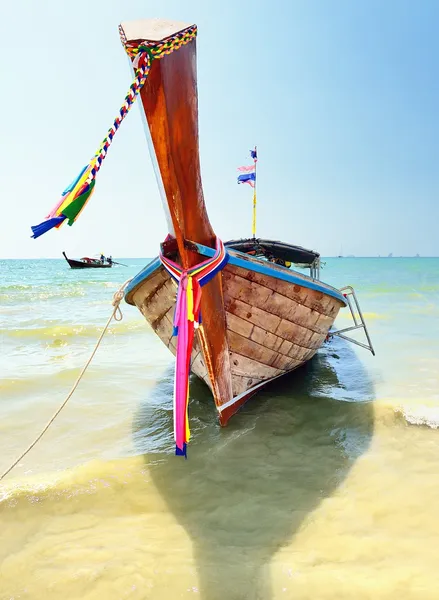 Лодка на тропическом пляже — стоковое фото