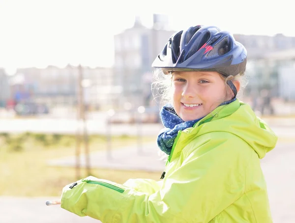 Flicka i en cykelhjälm. — Stockfoto