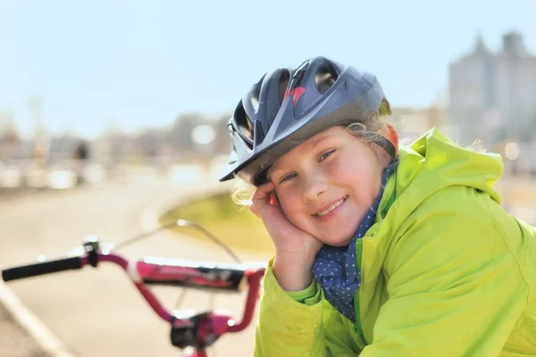 Flicka i en cykelhjälm. — Stockfoto