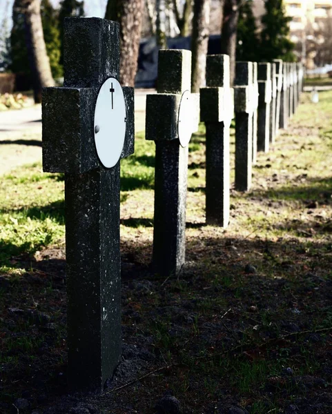 Kors på övergivna kyrkogården — Stockfoto