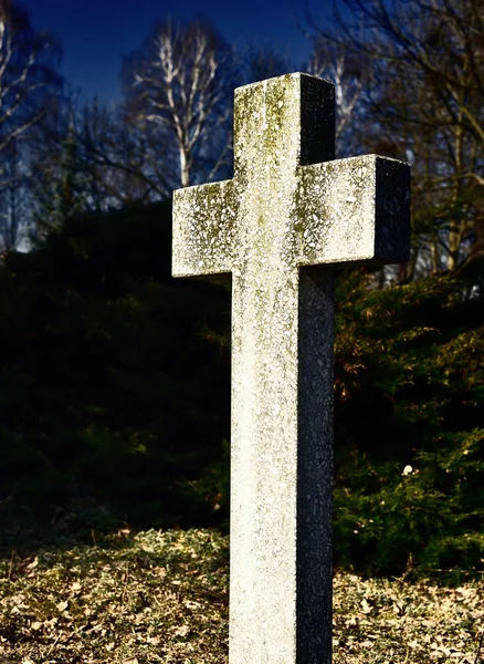 Cross på övergivna kyrkogården — Stockfoto