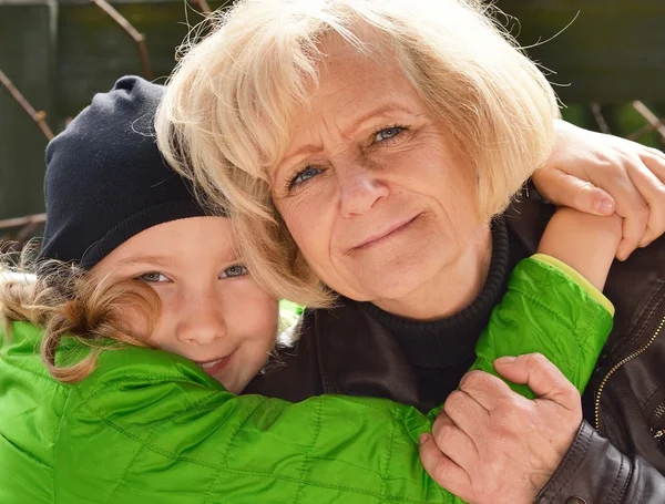 Kvinna med barnbarn — Stockfoto