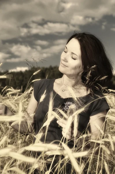 Woman on field of grain. — Stock Photo, Image