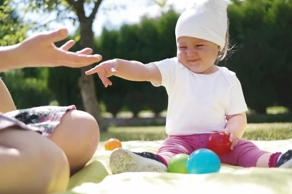 A mãe e o bebé no parque. Família feliz ao ar livre . — Fotografia de Stock