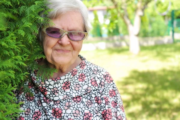 年配の女性は笑みを浮かべて、庭の夢. — ストック写真