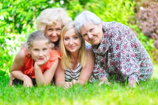 祖母和孙女。幸福的家庭. — 图库照片