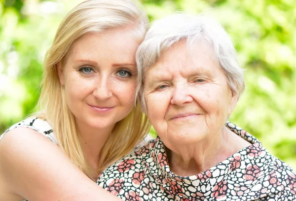 Abuela y nieta. Familia feliz . — Foto de Stock