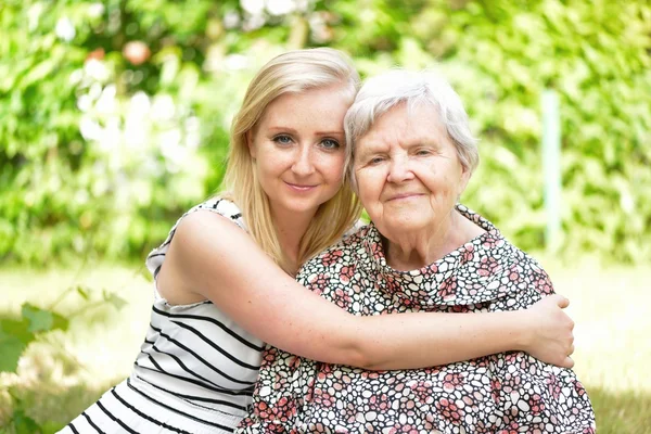 Mormor och barnbarn. lycklig familj. — Stockfoto