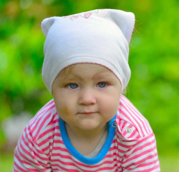 Bébé dans une écharpe sur sa tête marchant vers la caméra . — Photo