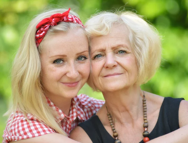 Mor och dotter i parken. — Stockfoto