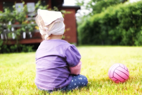 Bébé mignon sur herbe dans le jardin . — Photo