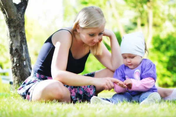 Mother and her baby in park. Happy family outdoors. — Stock Photo, Image