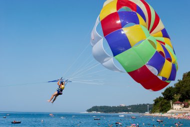paraşüt denize uçan