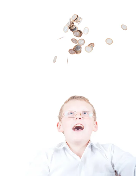 L'enfant regarde les pièces qui tombent — Photo