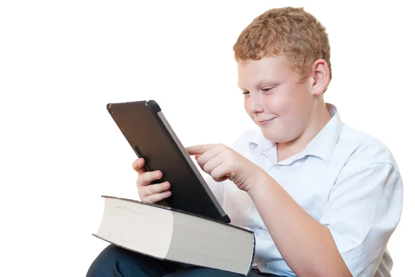 Kitabı ve tablet bilgisayarı olan çocuk.