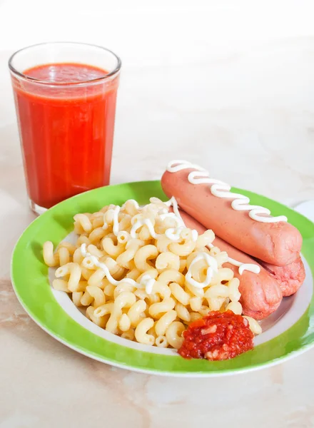 Хот-доги с макаронами и томатным соком — стоковое фото