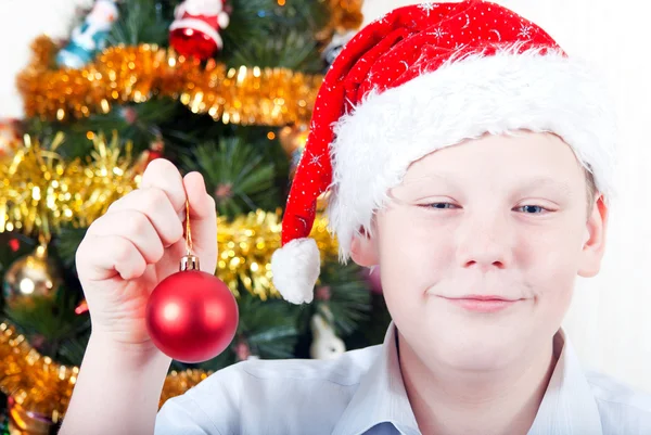 Retrato de um menino no fundo da árvore de Natal — Fotografia de Stock