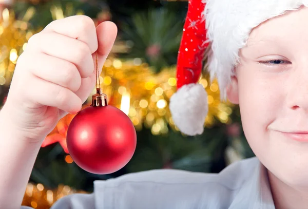 Retrato de um menino no fundo da árvore de Natal — Fotografia de Stock
