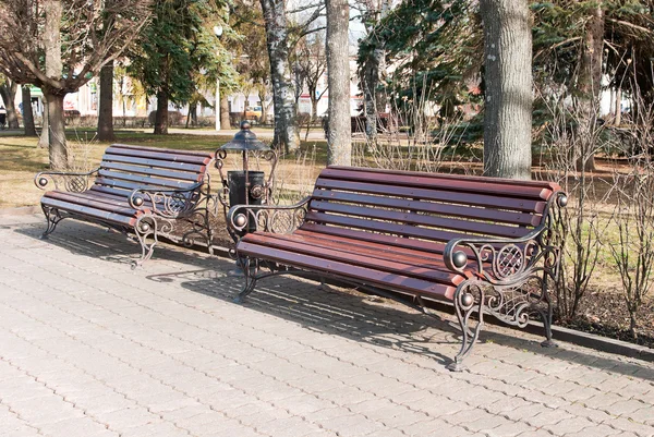 Tom bänk i parken — Stockfoto