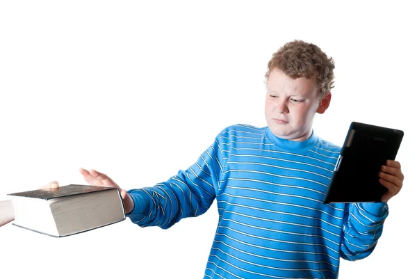 Хлопчик з планшетним комп'ютером штовхає книгу — стокове фото