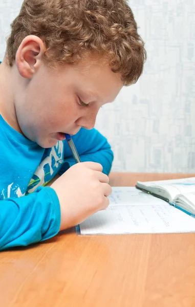 Enfant faisant ses devoirs — Photo