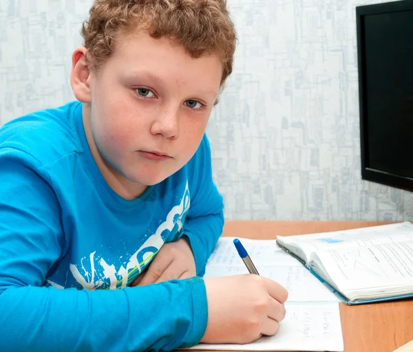 Niño haciendo la tarea — Foto de Stock