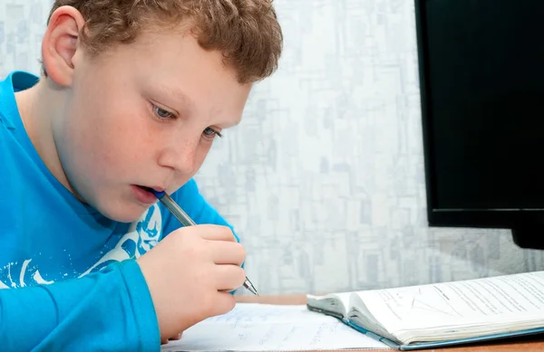 Kind macht Hausaufgaben — Stockfoto