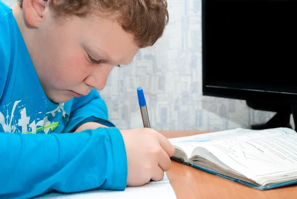 Enfant faisant ses devoirs — Photo