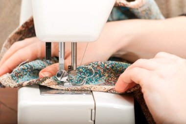 Dikiş makinesine dikiş dikiyorum.