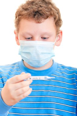 termometre içinde el ile koruyucu maske içinde bir oğlan