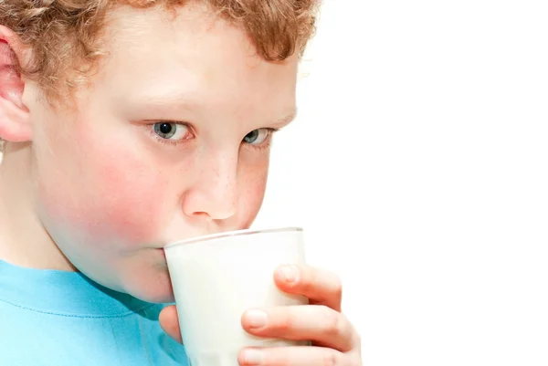 Jongen drinkt een glas melk — Stockfoto