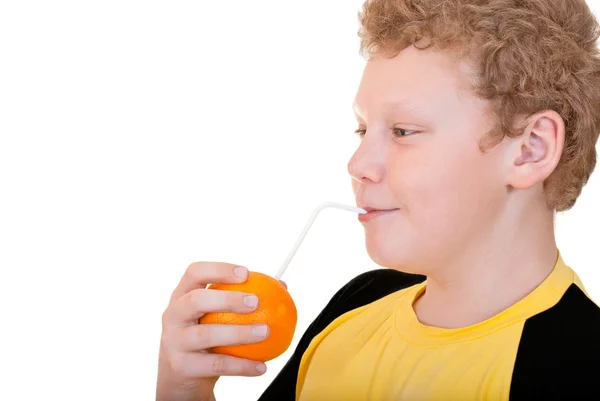 Menino bebendo suco de laranja — Fotografia de Stock