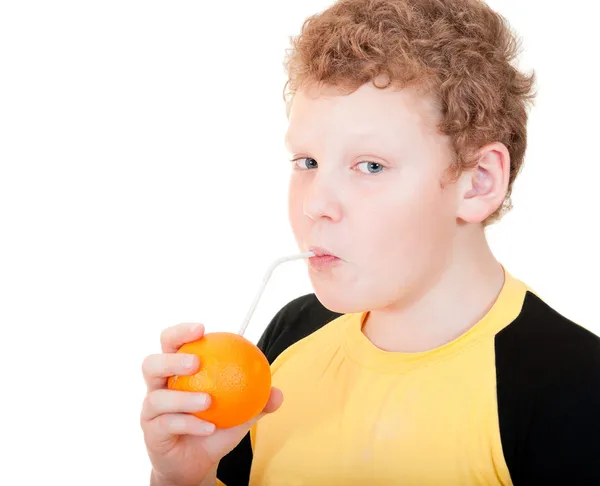 Хлопчик п'є апельсиновий сік — стокове фото