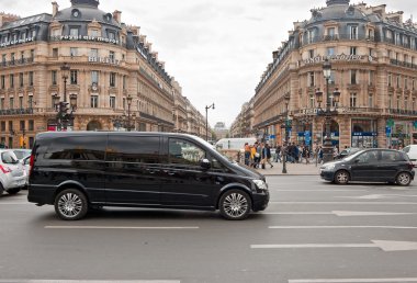 paris sokaklarında.